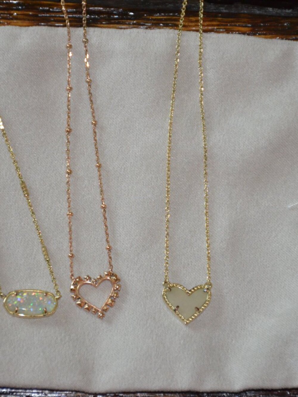 Lot of Kendra Scott Gold Tone necklaces with pouches - Picture 2 of 7